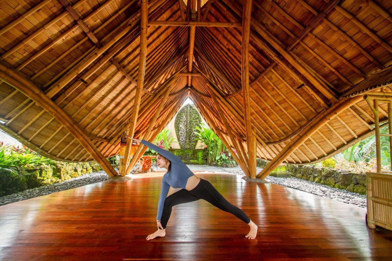 Weda Cita Resort And Spa By Mahaputra ウブド エクステリア 写真 A woman practicing yoga at the Four Seasons Resort Maui