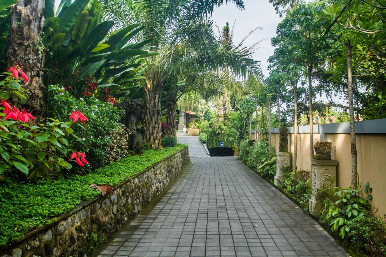 Weda Cita Resort And Spa By Mahaputra ウブド エクステリア 写真 The path leading to the main entrance of the hotel