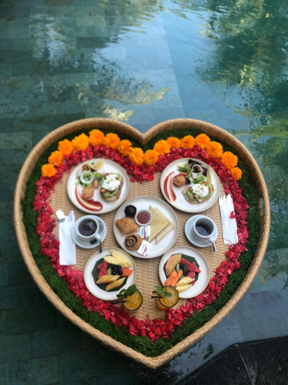Weda Cita Resort And Spa By Mahaputra ウブド エクステリア 写真 A traditional Balinese breakfast